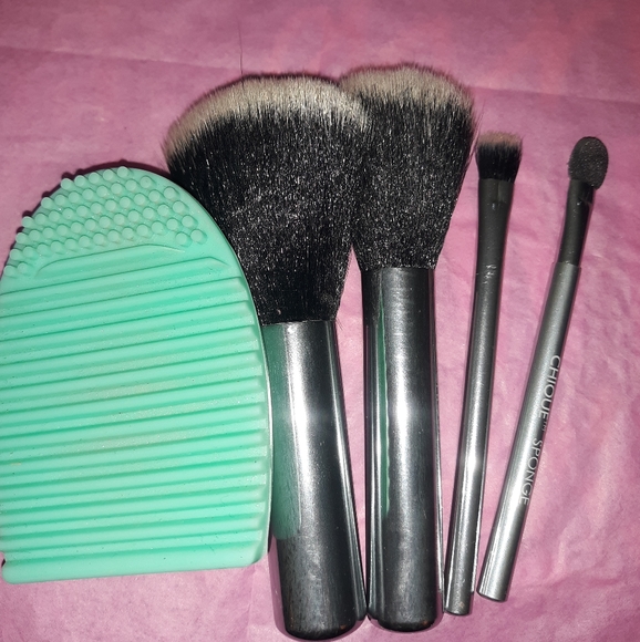 Blush and brushes - Picture 1 of 3